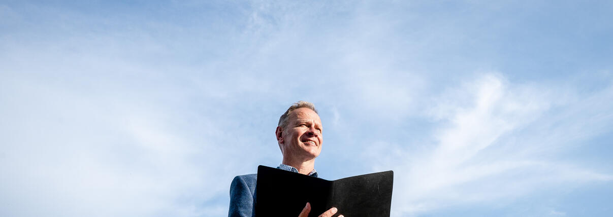Toby Morse Wedding Celebrant Bristol celebrant Toby delivering a personalised creative ceremony